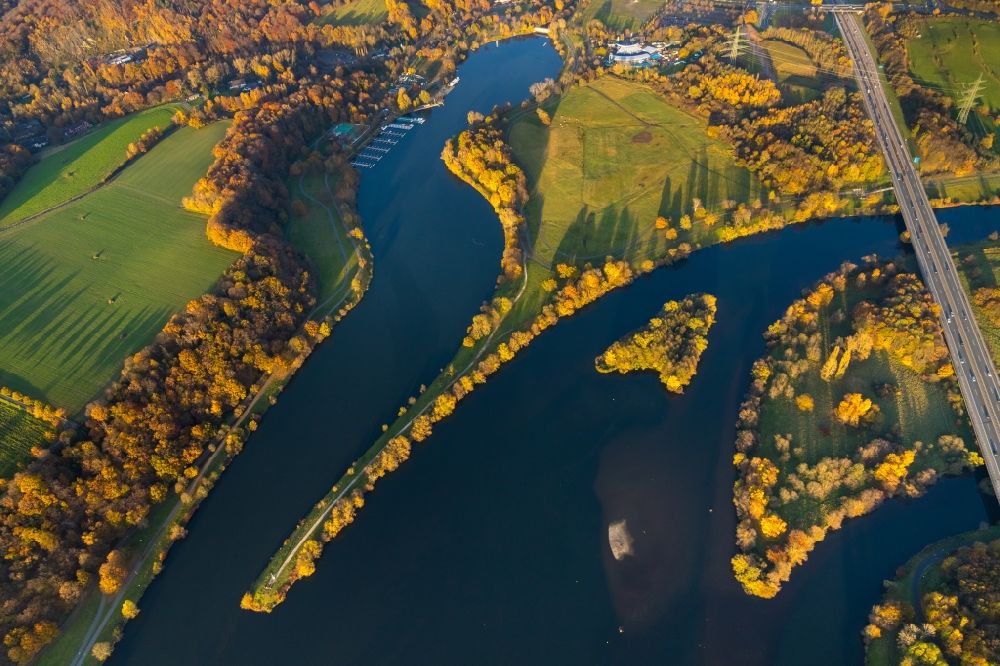 Luftaufnahme Witten - Herbstluftbild Strukturen einer Auen und- Wiesen- Landschaft der Ruhr in Witten im Bundesland Nordrhein-Westfalen, Deutschland
