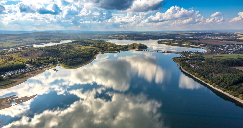 Luftbild Möhnesee - Herbstluftbild Talsperren- Staudamm und Stausee Möhnsee mit Wolkenspiegelung in Möhnesee im Bundesland Nordrhein-Westfalen, Deutschland