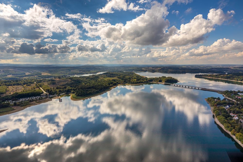 Luftaufnahme Möhnesee - Herbstluftbild Talsperren- Staudamm und Stausee Möhnsee mit Wolkenspiegelung in Möhnesee im Bundesland Nordrhein-Westfalen, Deutschland