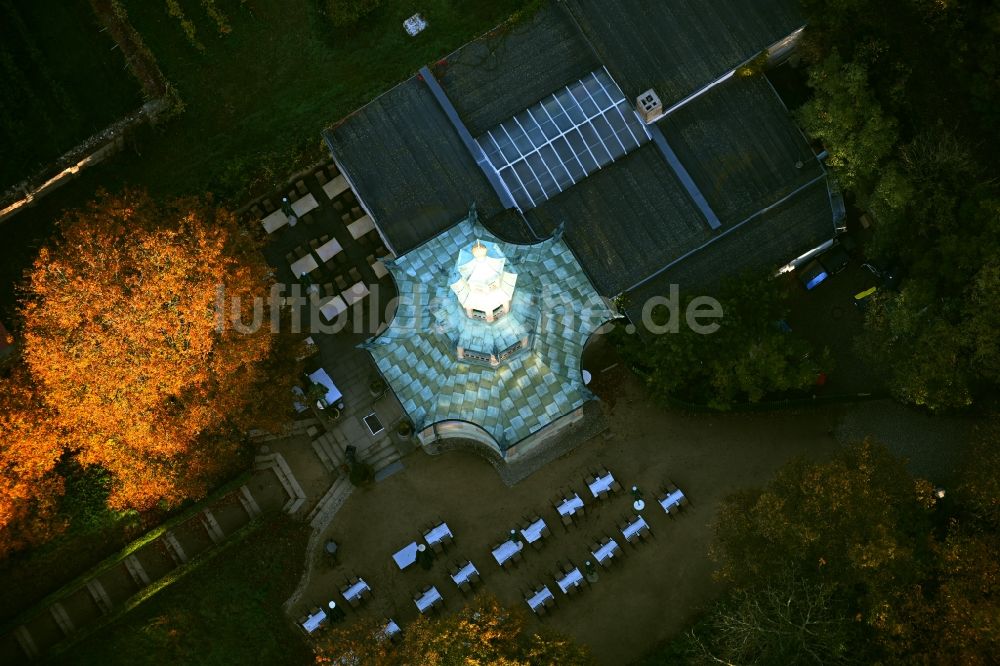 Luftbild Potsdam - Herbstluftbild Tische und Sitzbänke der Freiluft- Gaststätten Drachenhaus in Potsdam im Bundesland Brandenburg, Deutschland