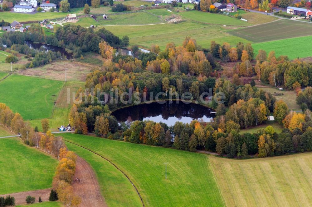 Bärnau von oben - Herbstluftbild Tümpel Moorweiher auf abgeernteten landwirtschaftlichen Feldern in Bärnau im Bundesland Bayern, Deutschland