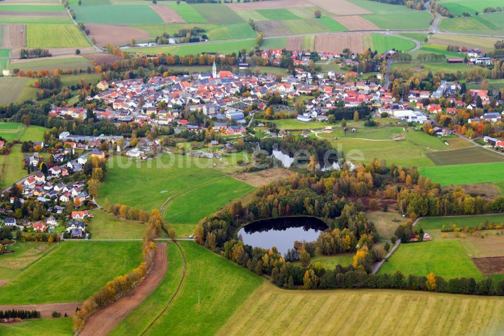 Bärnau aus der Vogelperspektive: Herbstluftbild Tümpel Moorweiher auf abgeernteten landwirtschaftlichen Feldern in Bärnau im Bundesland Bayern, Deutschland
