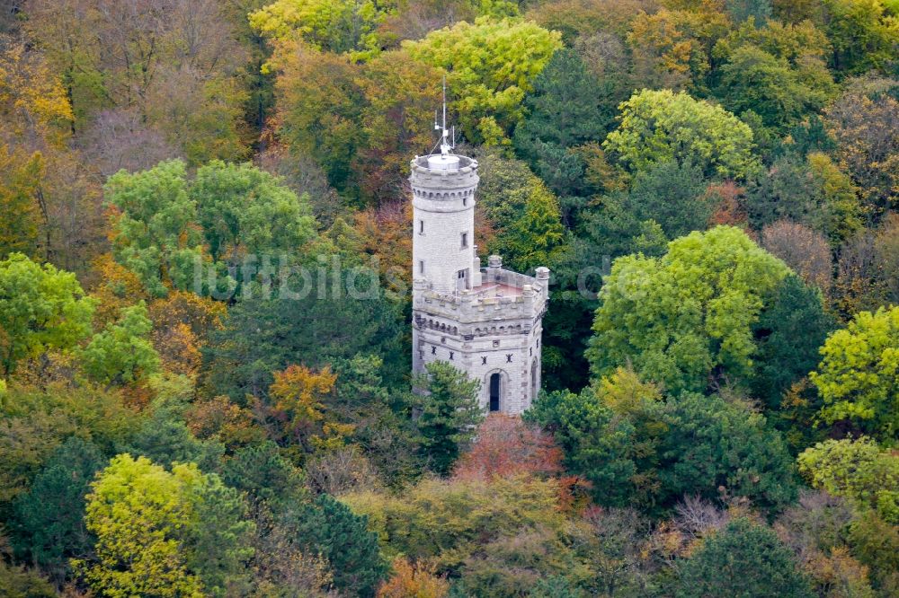 Luftaufnahme Göttingen - Herbstluftbild Turmbauwerk des Bismarckturmes - Aussichtsturmes in Göttingen im Bundesland Niedersachsen, Deutschland