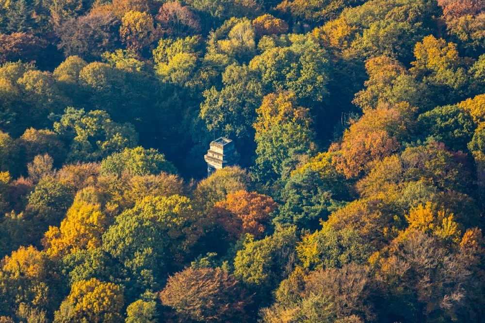 Viersen aus der Vogelperspektive: Herbstluftbild Turmbauwerk des Bismarckturmes - Aussichtsturmes in Viersen im Bundesland Nordrhein-Westfalen, Deutschland