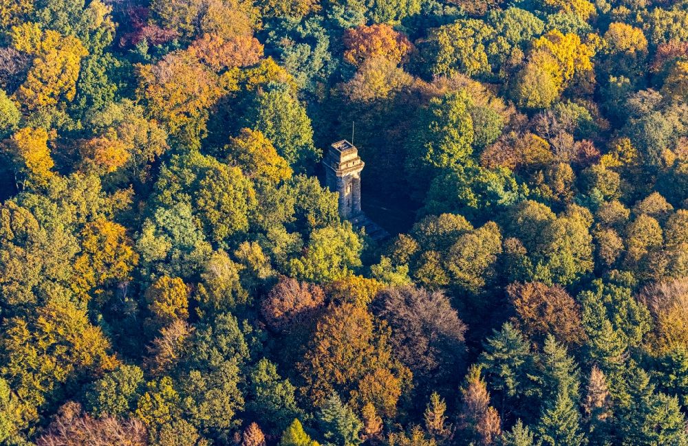 Luftbild Viersen - Herbstluftbild Turmbauwerk des Bismarckturmes - Aussichtsturmes in Viersen im Bundesland Nordrhein-Westfalen, Deutschland