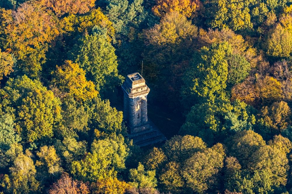 Luftaufnahme Viersen - Herbstluftbild Turmbauwerk des Bismarckturmes - Aussichtsturmes in Viersen im Bundesland Nordrhein-Westfalen, Deutschland