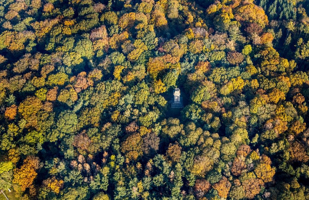 Viersen von oben - Herbstluftbild Turmbauwerk des Bismarckturmes - Aussichtsturmes in Viersen im Bundesland Nordrhein-Westfalen, Deutschland