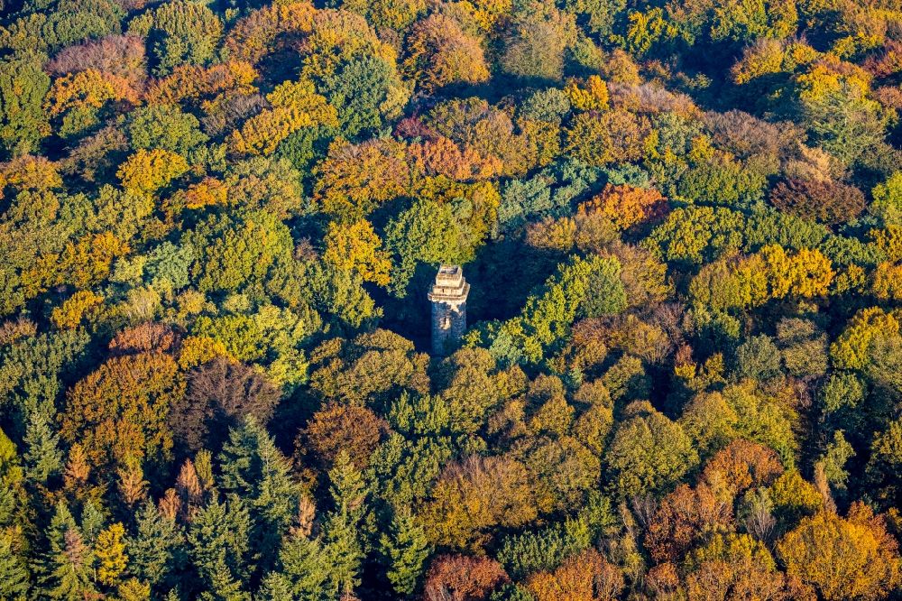 Viersen aus der Vogelperspektive: Herbstluftbild Turmbauwerk des Bismarckturmes - Aussichtsturmes in Viersen im Bundesland Nordrhein-Westfalen, Deutschland