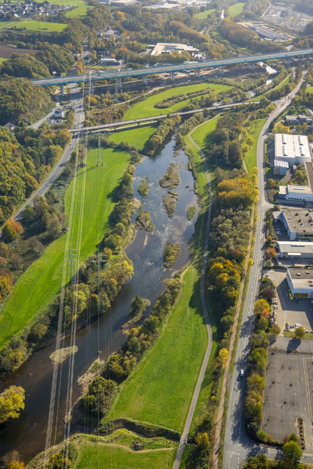Luftaufnahme Hagen - Herbstluftbild Uferbereiche am Flussverlauf der Lenne in Hagen im Bundesland Nordrhein-Westfalen, Deutschland
