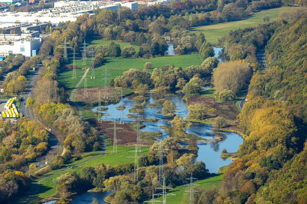 Hagen von oben - Herbstluftbild Uferbereiche am Flussverlauf der Lenne in Hagen im Bundesland Nordrhein-Westfalen, Deutschland