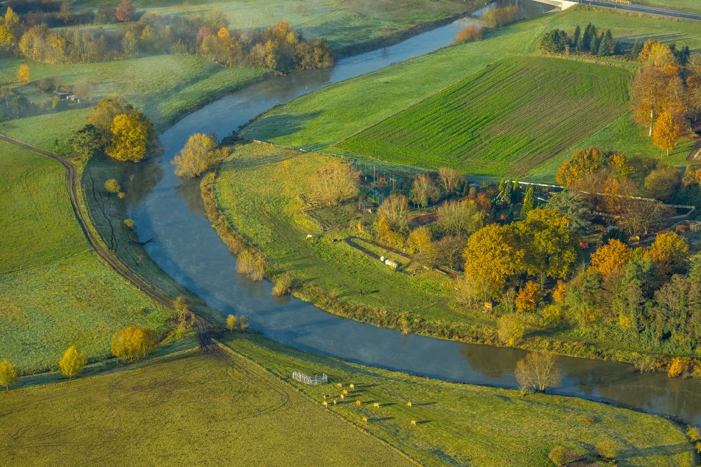 Ahsen aus der Vogelperspektive: Herbstluftbild Uferbereiche am Flussverlauf der Lippe in Ahsen im Bundesland Nordrhein-Westfalen, Deutschland