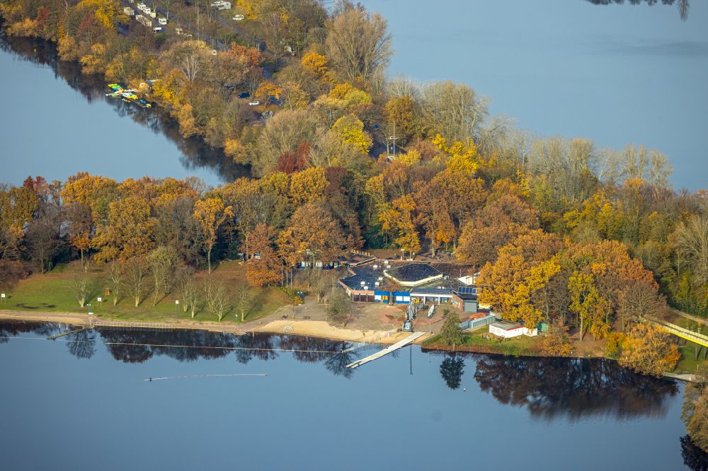 Luftbild Duisburg - Herbstluftbild Uferbereiche am Freibad Wolfssee im Ortsteil Wedau in Duisburg im Bundesland Nordrhein-Westfalen, Deutschland