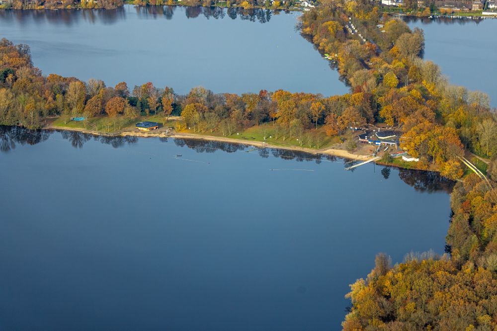 Luftaufnahme Duisburg - Herbstluftbild Uferbereiche am Freibad Wolfssee im Ortsteil Wedau in Duisburg im Bundesland Nordrhein-Westfalen, Deutschland
