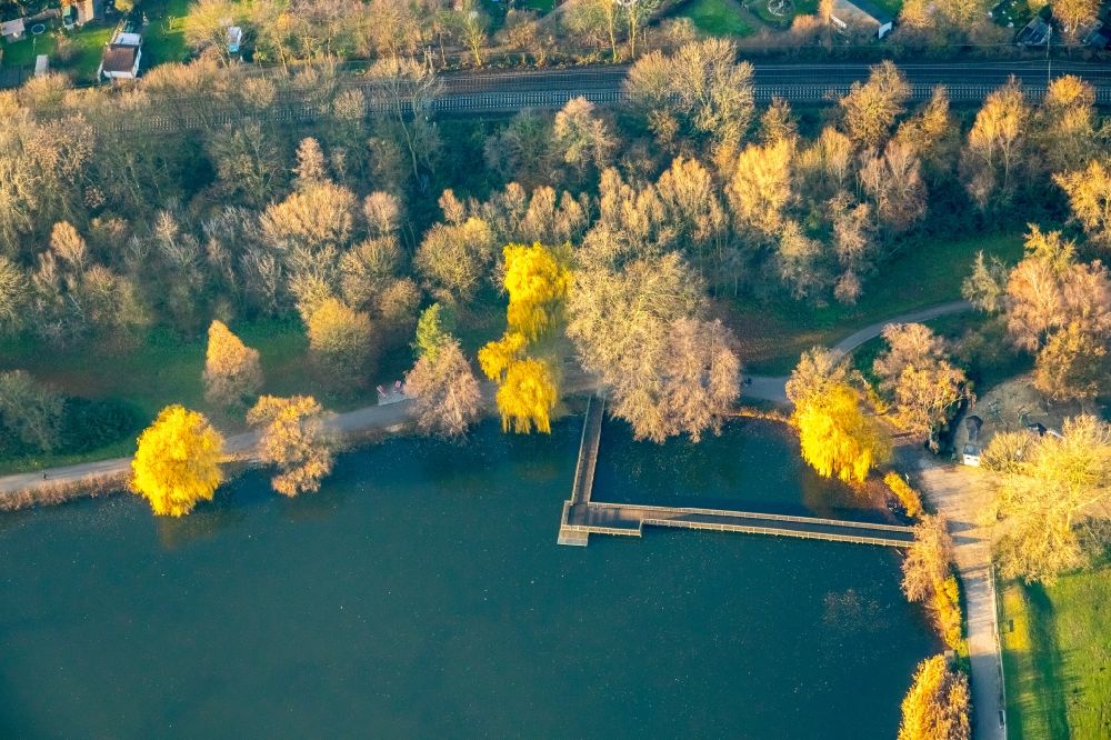 Luftbild Gladbeck - Herbstluftbild Uferbereiche des Nordparkteich in Gladbeck im Bundesland Nordrhein-Westfalen