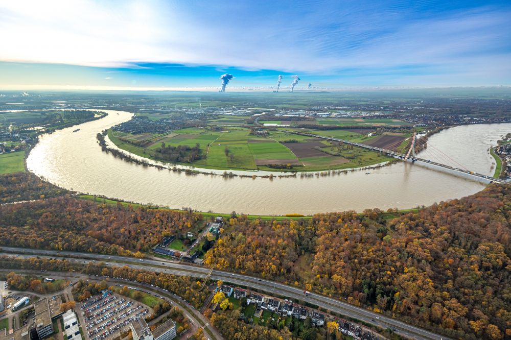 Düsseldorf aus der Vogelperspektive: Herbstluftbild Uferbereiche des Rhein am Uedesheimer Rheinbogen in Düsseldorf im Bundesland Nordrhein-Westfalen, Deutschland