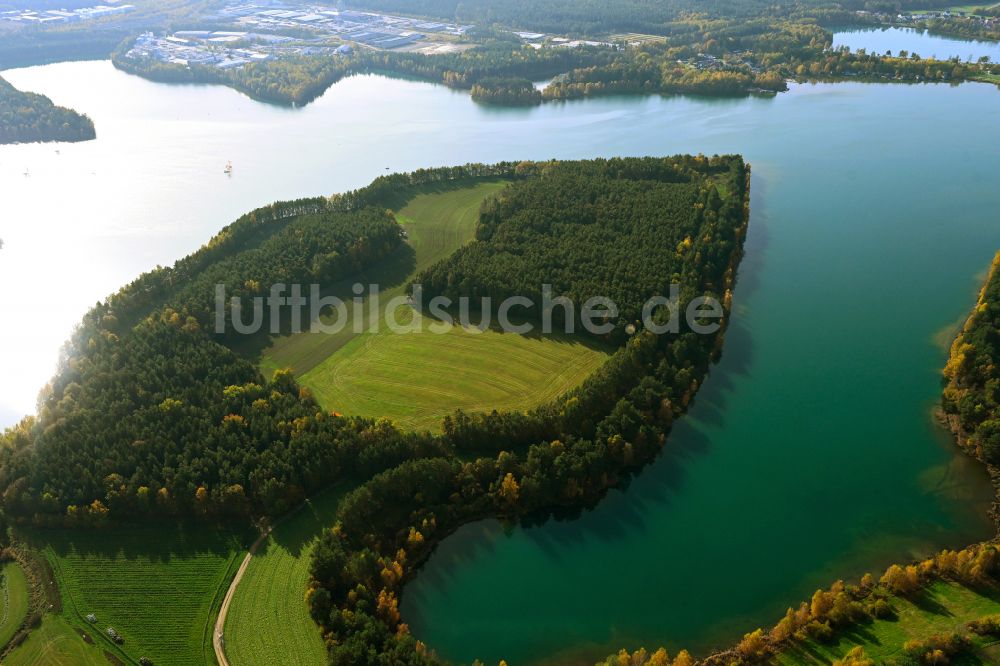 Luftbild Wackersdorf - Herbstluftbild Uferbereiche des Sees Brückelsee in Wackersdorf im Bundesland Bayern, Deutschland