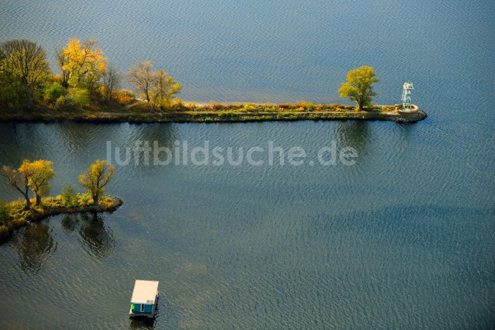 Neuendorf von oben - Herbstluftbild Uferbereiche des Sees Breitlingsee in Neuendorf im Bundesland Brandenburg, Deutschland