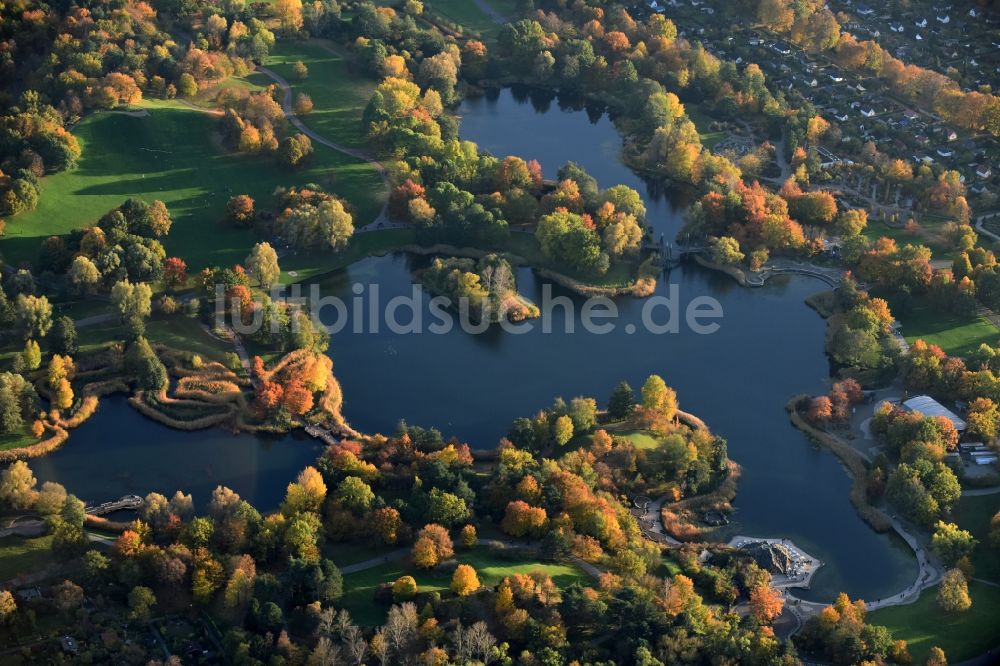 Luftaufnahme Berlin - Herbstluftbild Uferbereiche des Sees Hauptsee im Erholungspark Britzer Garten in Berlin