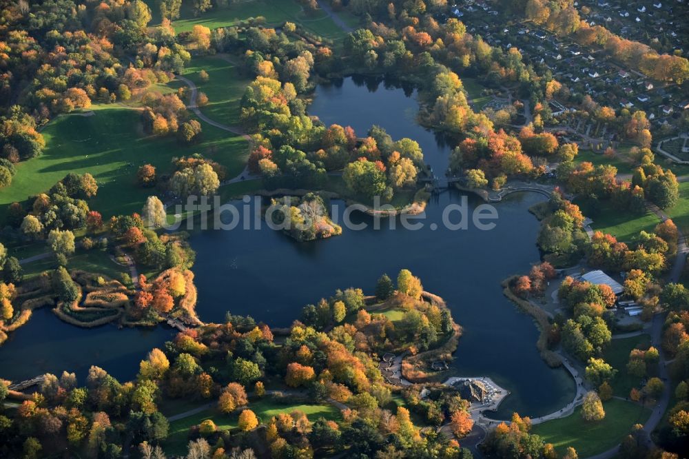 Berlin von oben - Herbstluftbild Uferbereiche des Sees Hauptsee im Erholungspark Britzer Garten in Berlin