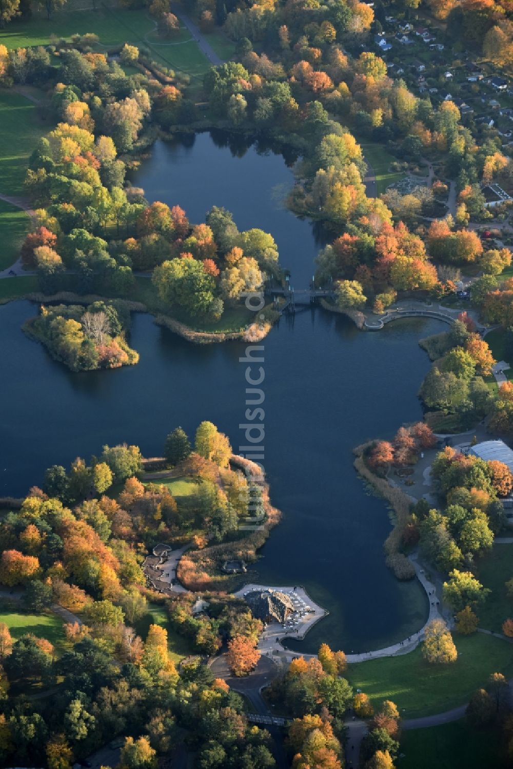 Berlin aus der Vogelperspektive: Herbstluftbild Uferbereiche des Sees Hauptsee im Erholungspark Britzer Garten in Berlin