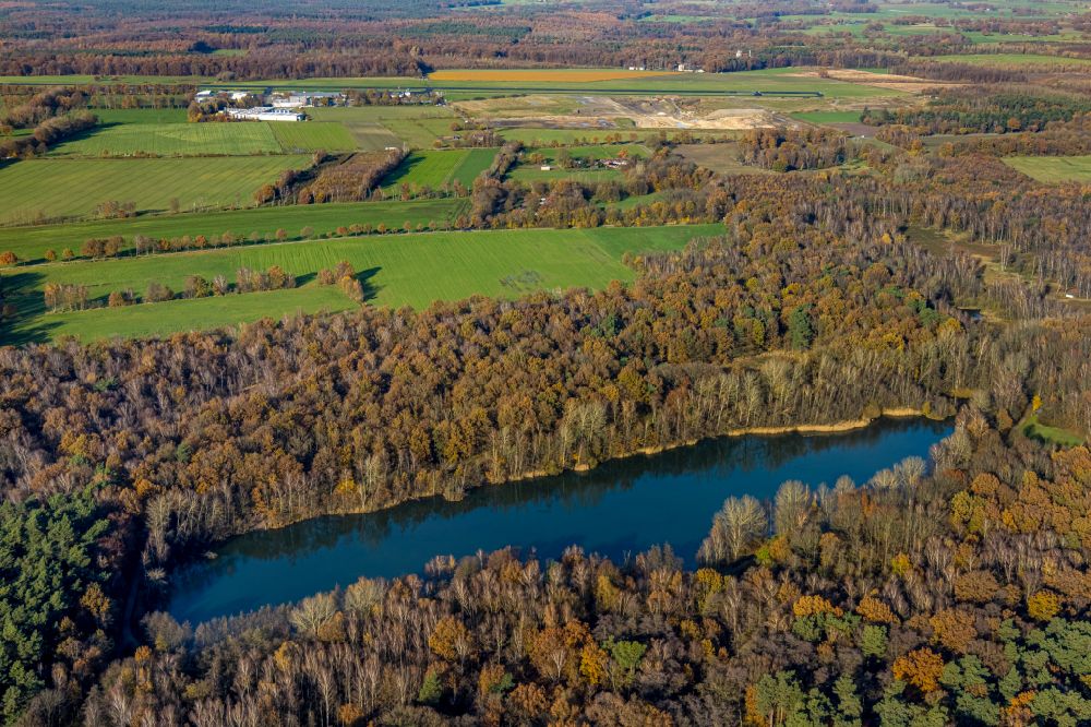 Kirchhellen von oben - Herbstluftbild Uferbereiche des Sees Heidhofsee in Kirchhellen im Bundesland Nordrhein-Westfalen, Deutschland