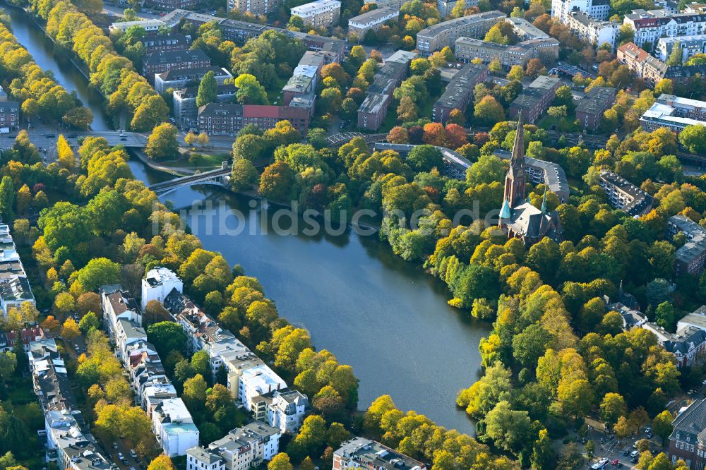Hamburg aus der Vogelperspektive: Herbstluftbild Uferbereiche des Sees Kuhmühlenteich in Hamburg, Deutschland