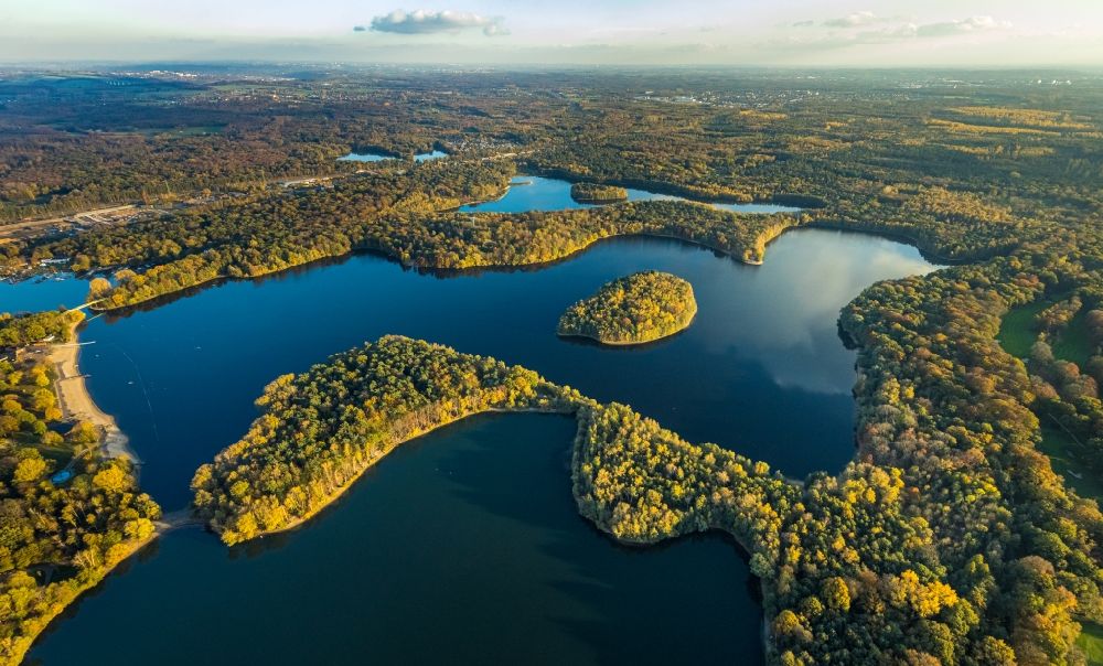 Luftbild Duisburg - Herbstluftbild Uferbereiche des Sees Masurensee in Duisburg im Bundesland Nordrhein-Westfalen, Deutschland
