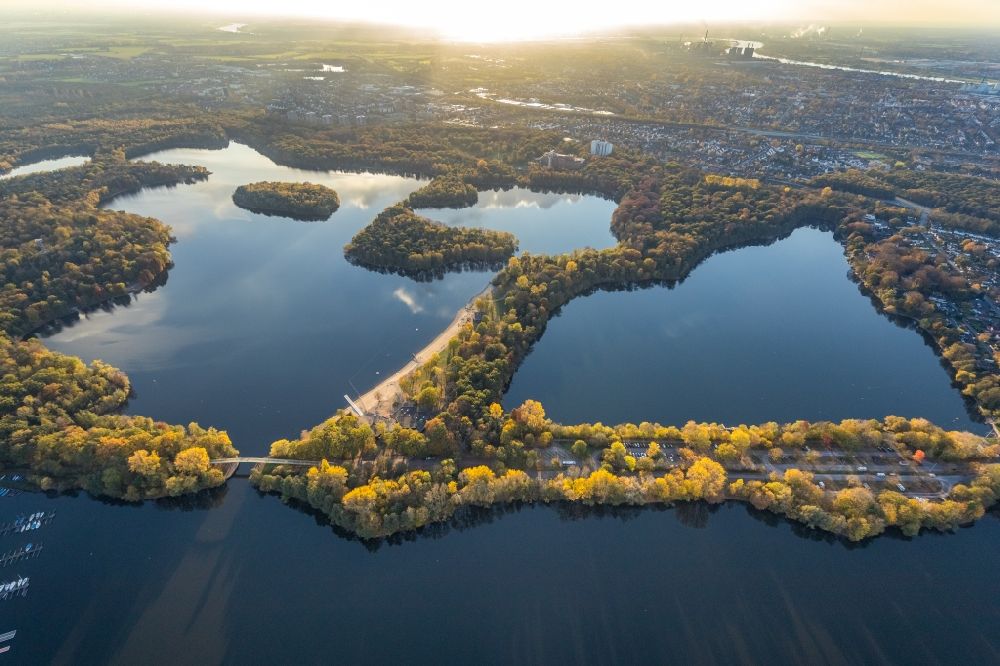 Duisburg von oben - Herbstluftbild Uferbereiche des Sees Masurensee in Duisburg im Bundesland Nordrhein-Westfalen, Deutschland