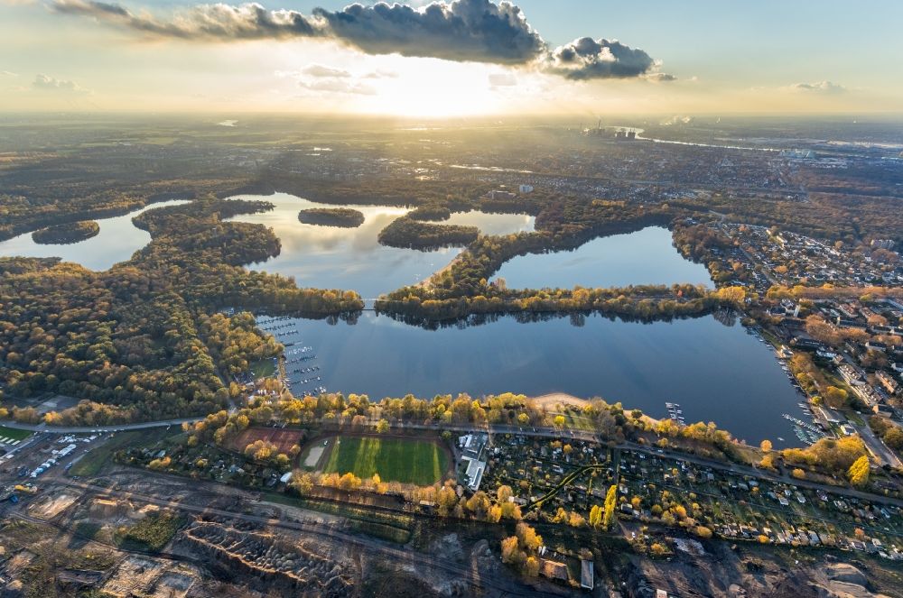 Duisburg aus der Vogelperspektive: Herbstluftbild Uferbereiche des Sees Masurensee in Duisburg im Bundesland Nordrhein-Westfalen, Deutschland