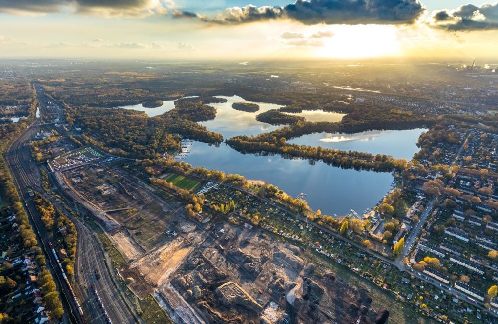 Luftbild Duisburg - Herbstluftbild Uferbereiche des Sees Masurensee in Duisburg im Bundesland Nordrhein-Westfalen, Deutschland