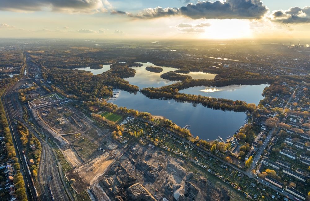 Luftaufnahme Duisburg - Herbstluftbild Uferbereiche des Sees Masurensee in Duisburg im Bundesland Nordrhein-Westfalen, Deutschland