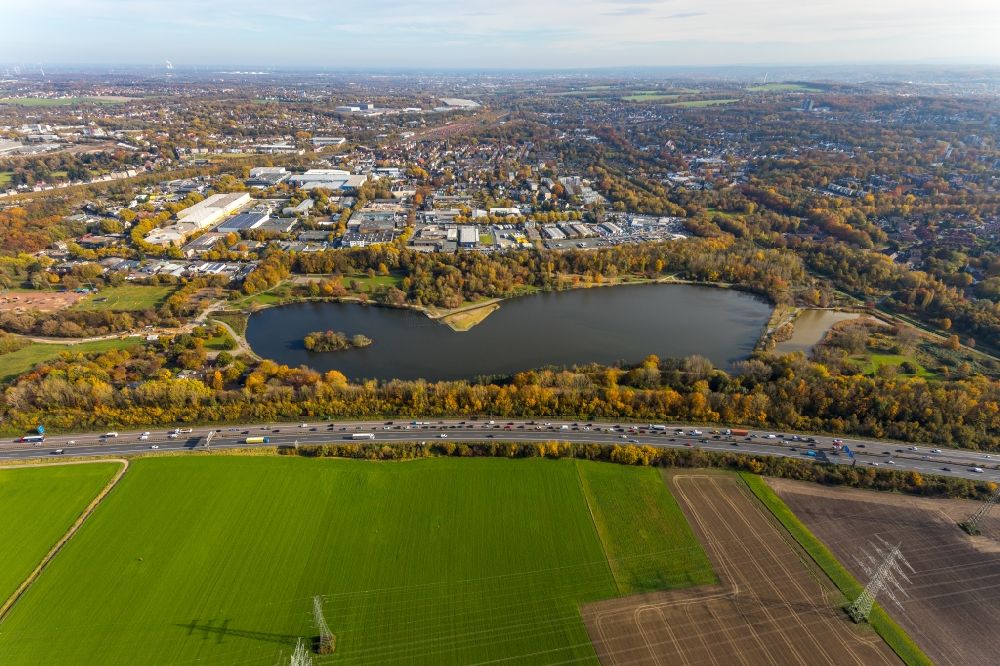Luftaufnahme Bochum - Herbstluftbild Uferbereiche des Sees Ümminger See in Bochum im Bundesland Nordrhein-Westfalen, Deutschland