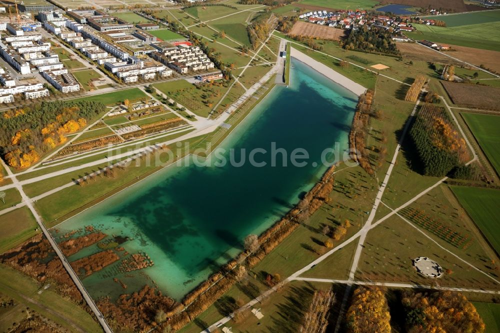 Luftbild München - Herbstluftbild Uferbereiche des Sees Riemer See im Ortsteil Trudering-Riem in München im Bundesland Bayern, Deutschland
