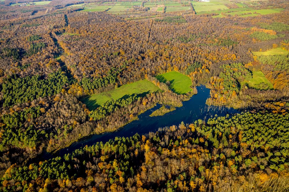 Kirchhellen von oben - Herbstluftbild Uferbereiche des Sees Weihnachtssee in Kirchhellen im Bundesland Nordrhein-Westfalen, Deutschland