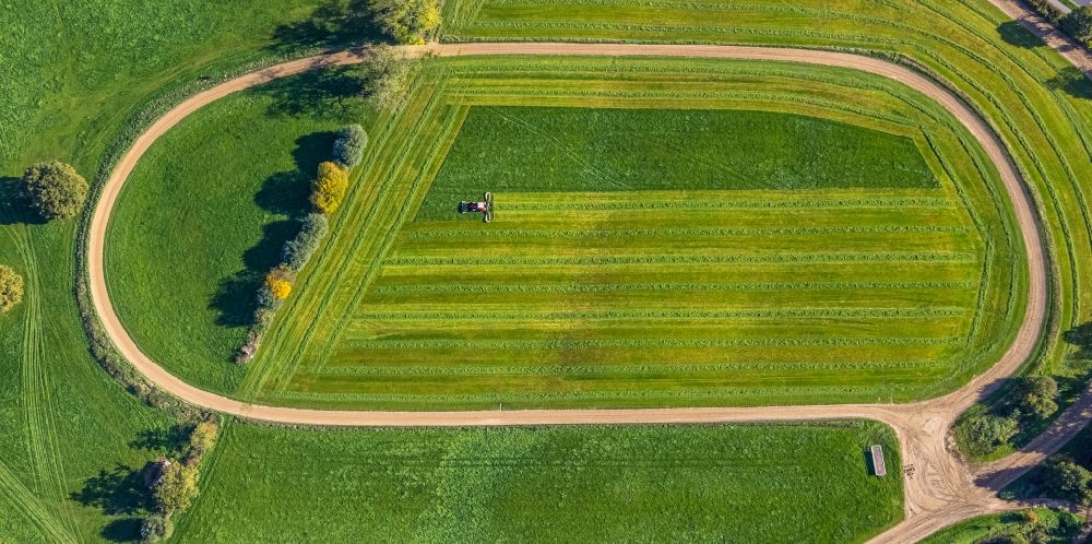 Luftaufnahme Moers - Herbstluftbild Umpflugarbeiten und Umschichtung der Erde durch einen Traktor mit Pflug auf landwirtschaftlichen Feldern in Moers im Bundesland Nordrhein-Westfalen, Deutschland