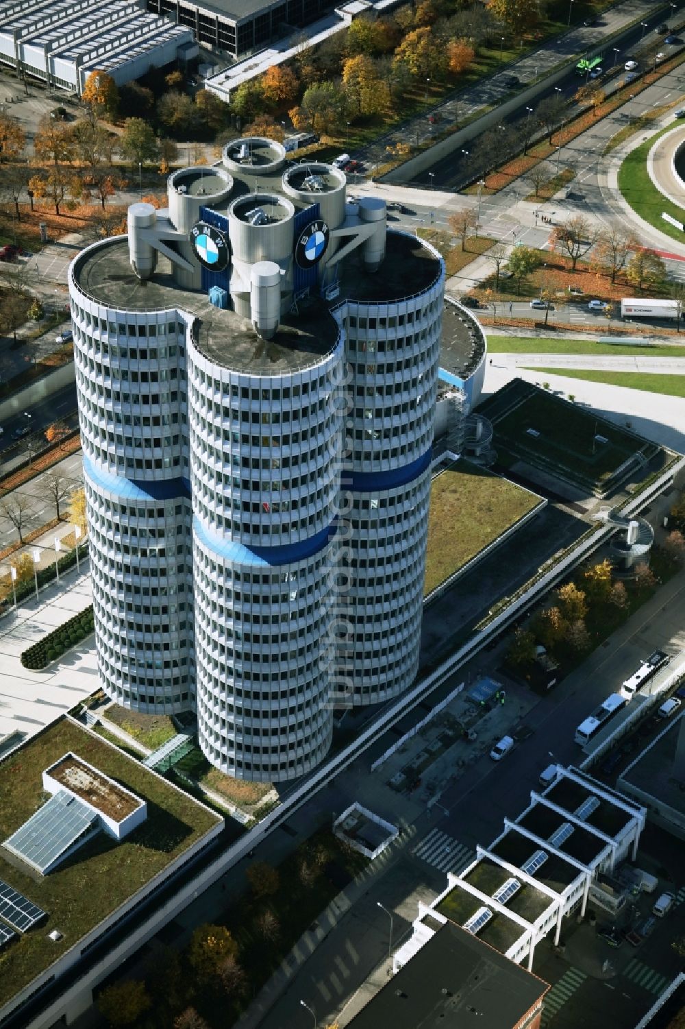 Luftaufnahme München - Herbstluftbild Unternehmen- Verwaltungsgebäude Vierzylinder der BMW AG in München im Bundesland Bayern, Deutschland