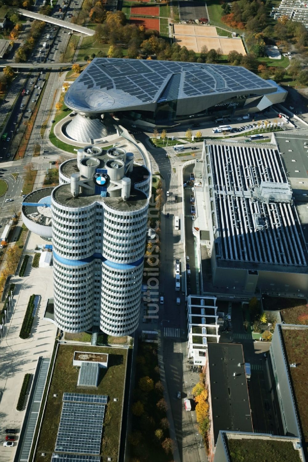 München von oben - Herbstluftbild Unternehmen- Verwaltungsgebäude Vierzylinder der BMW AG in München im Bundesland Bayern, Deutschland