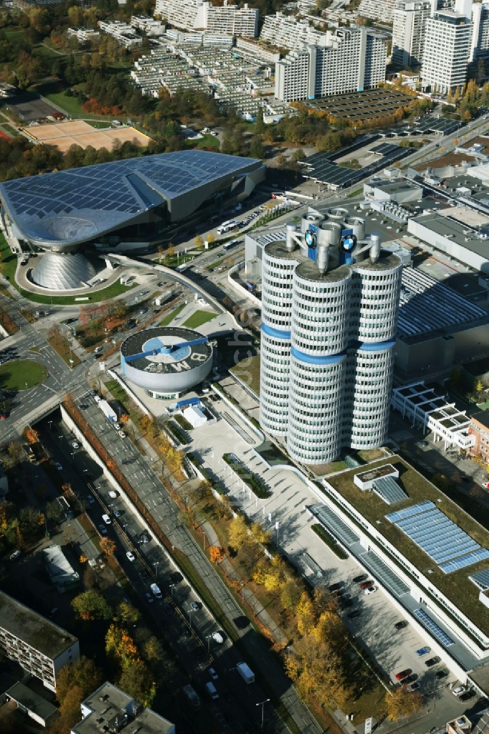 München aus der Vogelperspektive: Herbstluftbild Unternehmen- Verwaltungsgebäude Vierzylinder der BMW AG in München im Bundesland Bayern, Deutschland