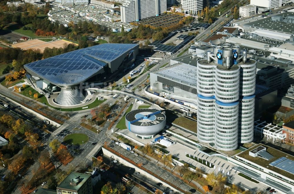 Luftbild München - Herbstluftbild Unternehmen- Verwaltungsgebäude Vierzylinder der BMW AG in München im Bundesland Bayern, Deutschland