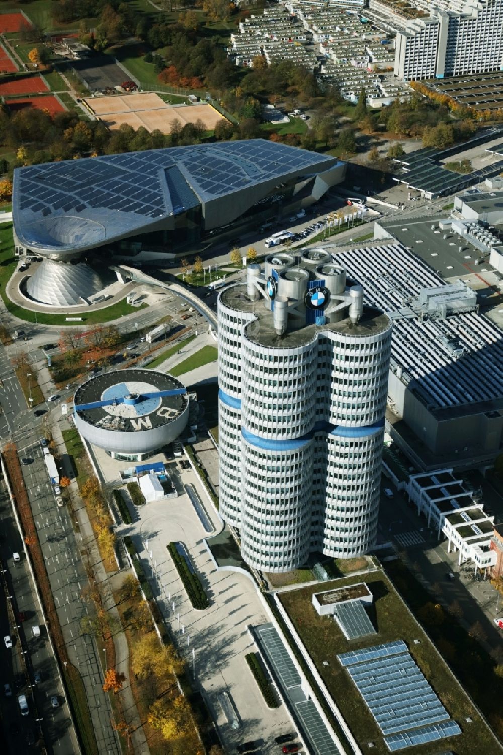Luftbild München - Herbstluftbild Unternehmen- Verwaltungsgebäude Vierzylinder der BMW AG in München im Bundesland Bayern, Deutschland