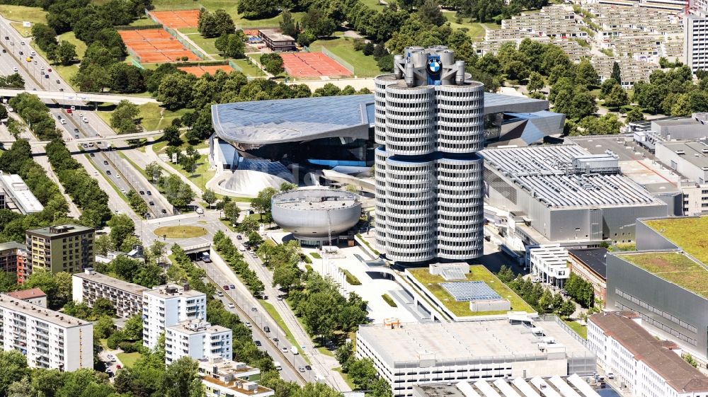 München aus der Vogelperspektive: Herbstluftbild Unternehmen- Verwaltungsgebäude Vierzylinder der BMW AG in München im Bundesland Bayern, Deutschland