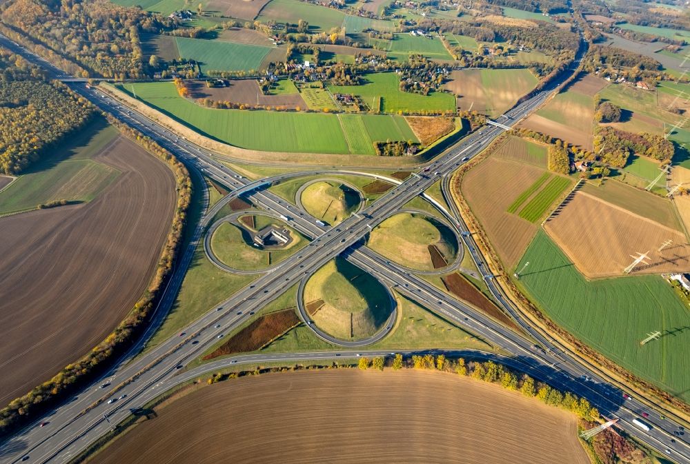 Kamen von oben - Herbstluftbild Verkehrsführung am Autobahnkreuz der BAB A1 A2 Kamener Kreuz in Kamen im Bundesland Nordrhein-Westfalen, Deutschland