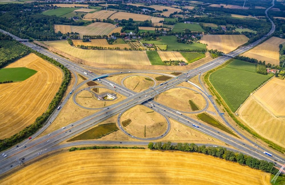 Luftbild Kamen - Herbstluftbild Verkehrsführung am Autobahnkreuz der BAB A1 A2 Kamener Kreuz in Kamen im Bundesland Nordrhein-Westfalen, Deutschland