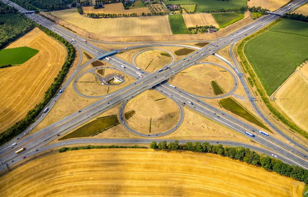Luftaufnahme Kamen - Herbstluftbild Verkehrsführung am Autobahnkreuz der BAB A1 A2 Kamener Kreuz in Kamen im Bundesland Nordrhein-Westfalen, Deutschland