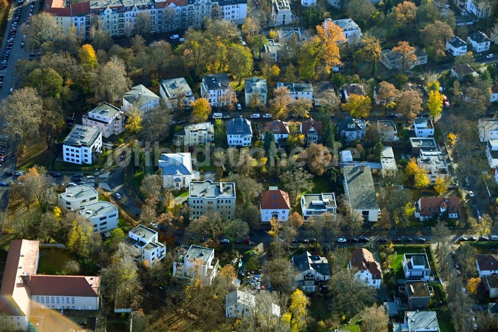 Berlin aus der Vogelperspektive: Herbstluftbild Villa im Wohngebiet einer Einfamilienhaus- Siedlung im Ortsteil Niederschönhausen in Berlin, Deutschland