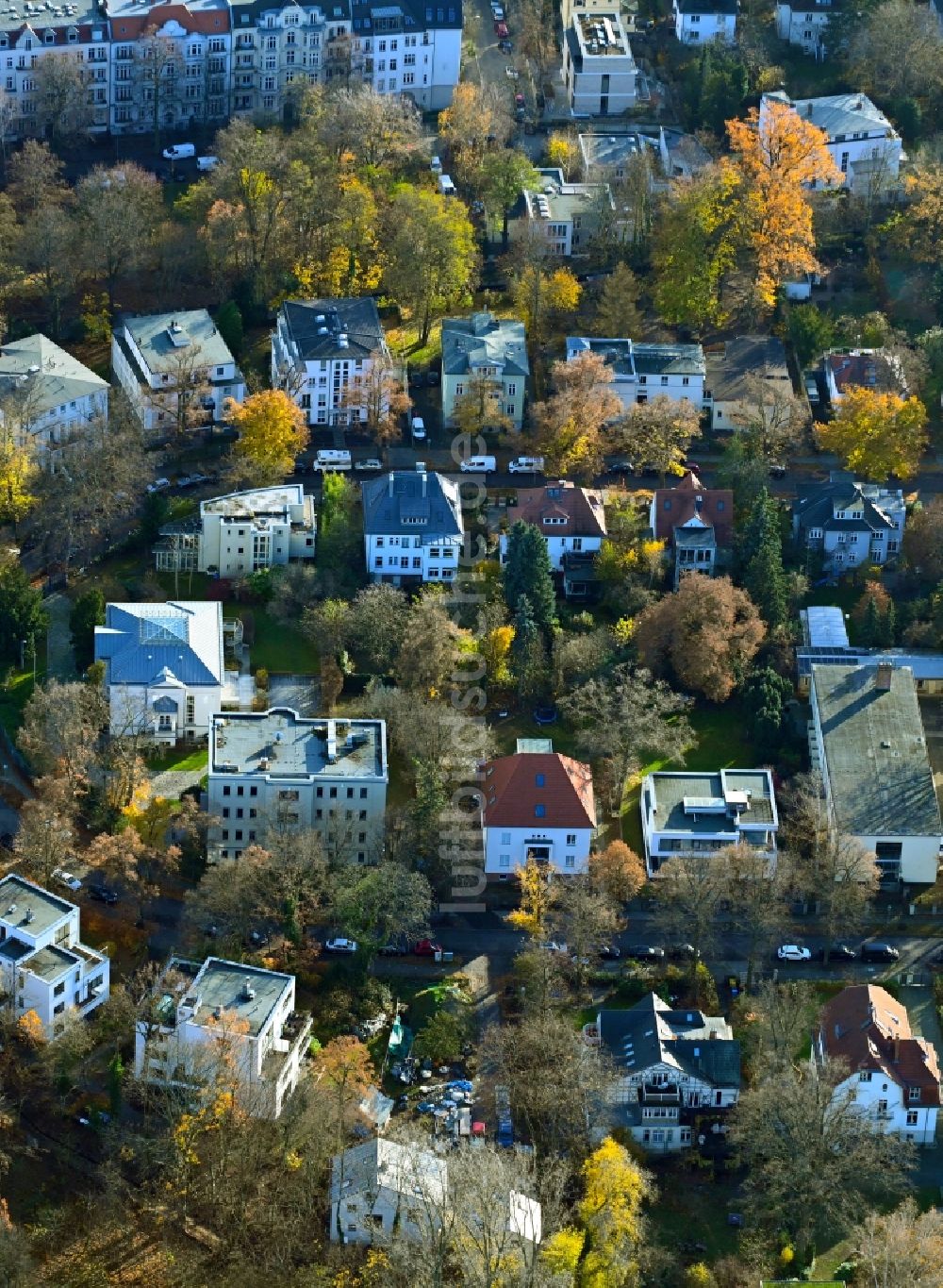 Luftbild Berlin - Herbstluftbild Villa im Wohngebiet einer Einfamilienhaus- Siedlung im Ortsteil Niederschönhausen in Berlin, Deutschland