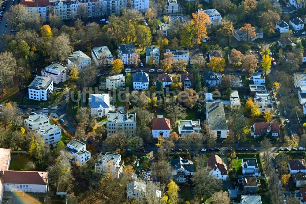 Luftaufnahme Berlin - Herbstluftbild Villa im Wohngebiet einer Einfamilienhaus- Siedlung im Ortsteil Niederschönhausen in Berlin, Deutschland