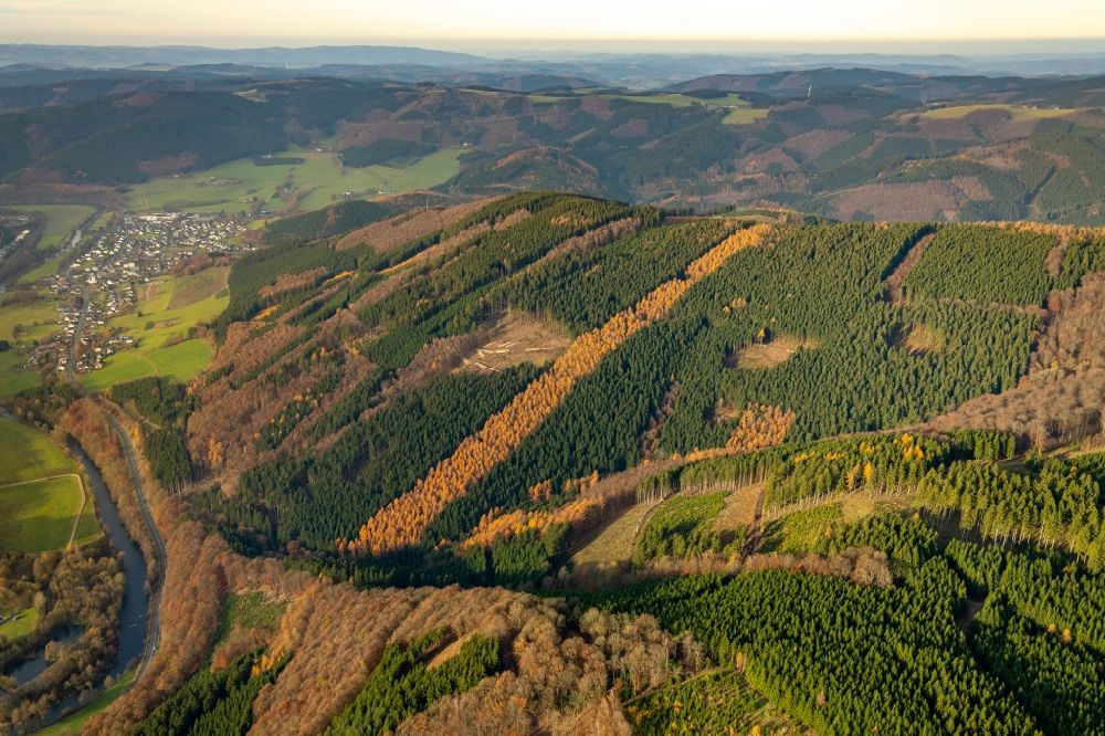 Lenhausen aus der Vogelperspektive: Herbstluftbild Wald und Berglandschaft in Lenhausen im Bundesland Nordrhein-Westfalen, Deutschland