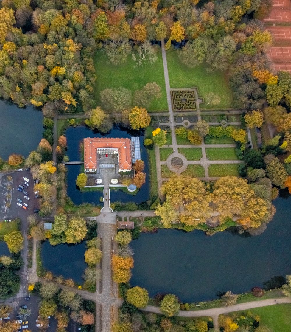 Gelsenkirchen von oben - Herbstluftbild Wassergraben mit Wasserschloß Schloss Berge in Gelsenkirchen im Bundesland Nordrhein-Westfalen, Deutschland