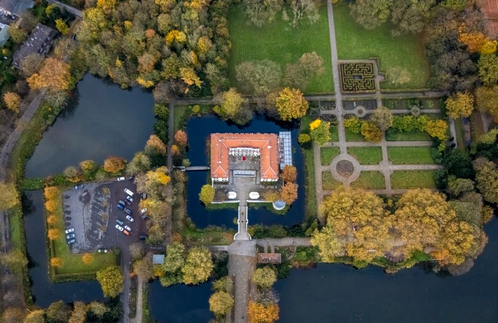 Gelsenkirchen aus der Vogelperspektive: Herbstluftbild Wassergraben mit Wasserschloß Schloss Berge in Gelsenkirchen im Bundesland Nordrhein-Westfalen, Deutschland